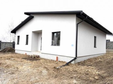 Будинок в районі Зоопарку з парканом та великою ділянкою