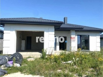 Будинок в престижному районі з гаражем