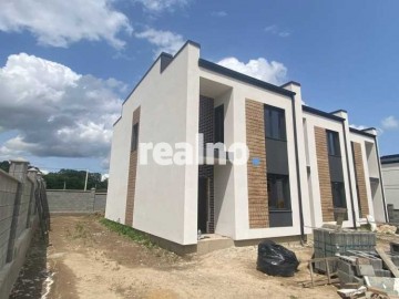 Сучасний котедж на Ювілейному з міськими комунікаціями