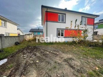 Котедж в районі Екватору з міськими комунікаціями