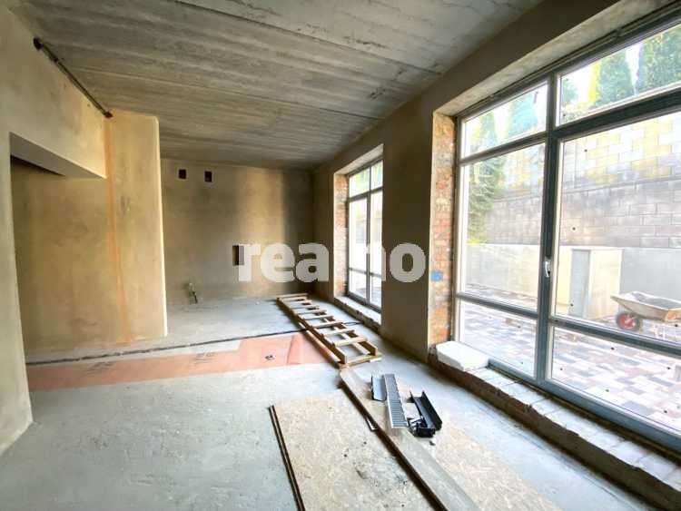 Котедж в районі Райського саду з гаражем