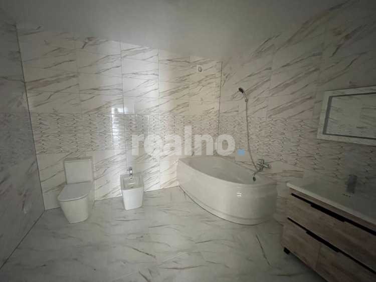 Котедж на Щасливому з ремонтом та комунікаціями