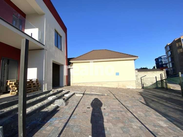 Котедж в районі Райського саду з гаражем