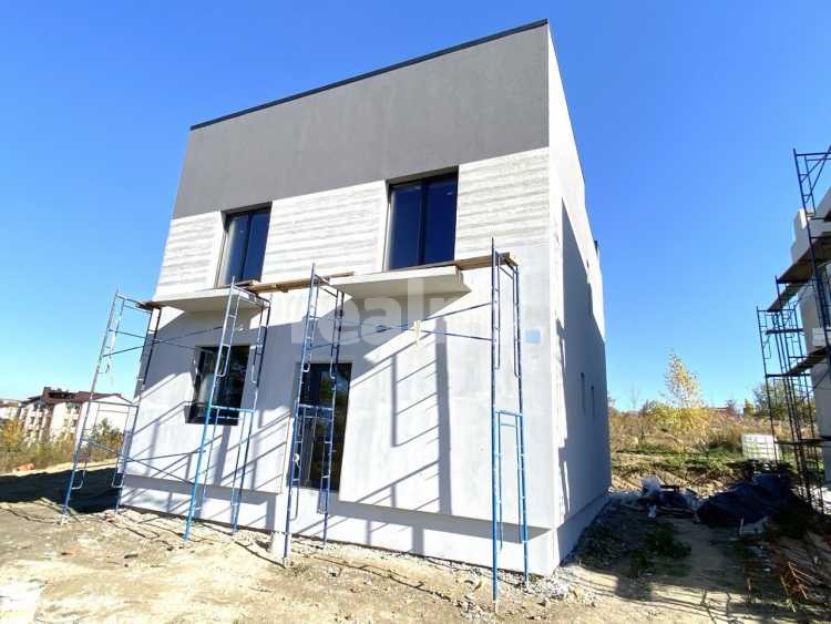 Будинок на Щасливому з комунікаціями