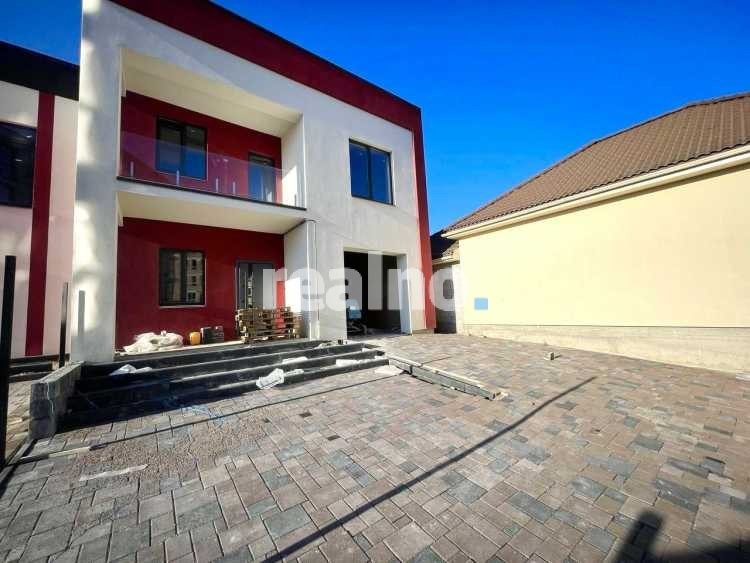 Котедж в районі Райського саду з гаражем