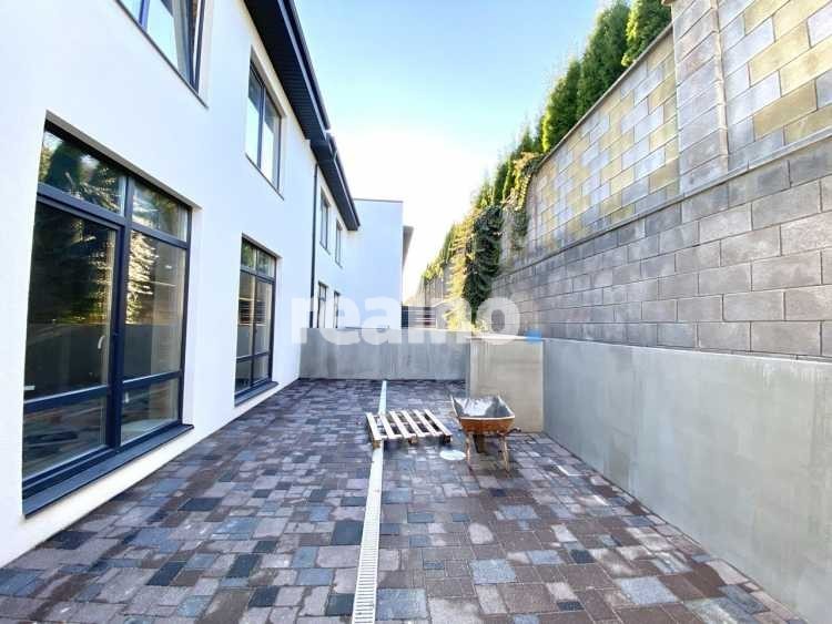 Котедж в районі Райського саду з гаражем