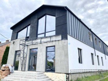 Фасадна комерція в центрі Здолбунова окреме приміщення